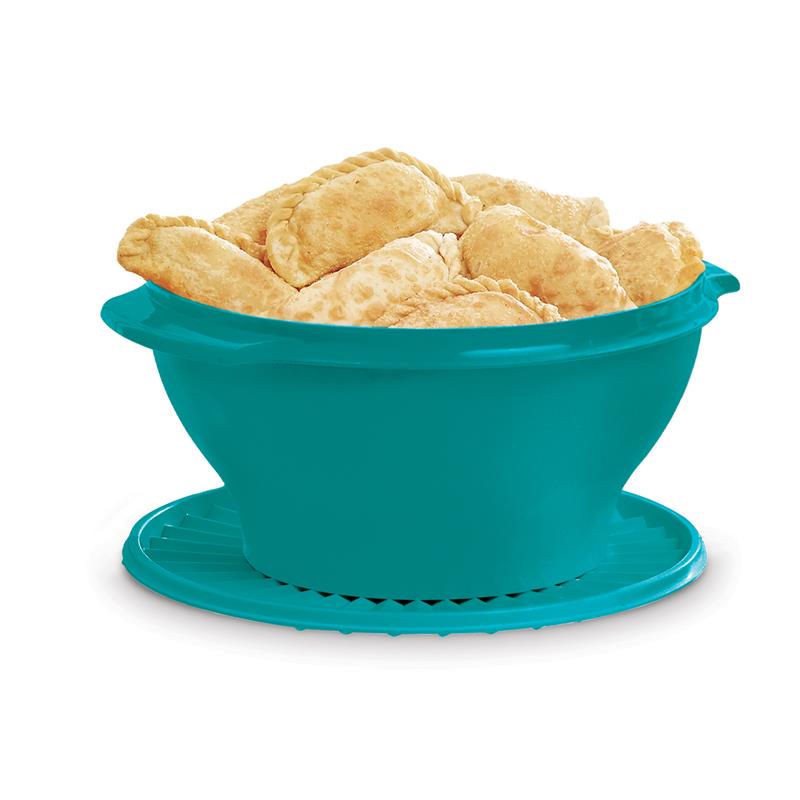 Tazon para ensaladas 4.3 L Tupperware tapa hermetica. El recipiente tiene un reborde superior con dos asas que permite sostenerlo con comodidad y evitar que se resbale.