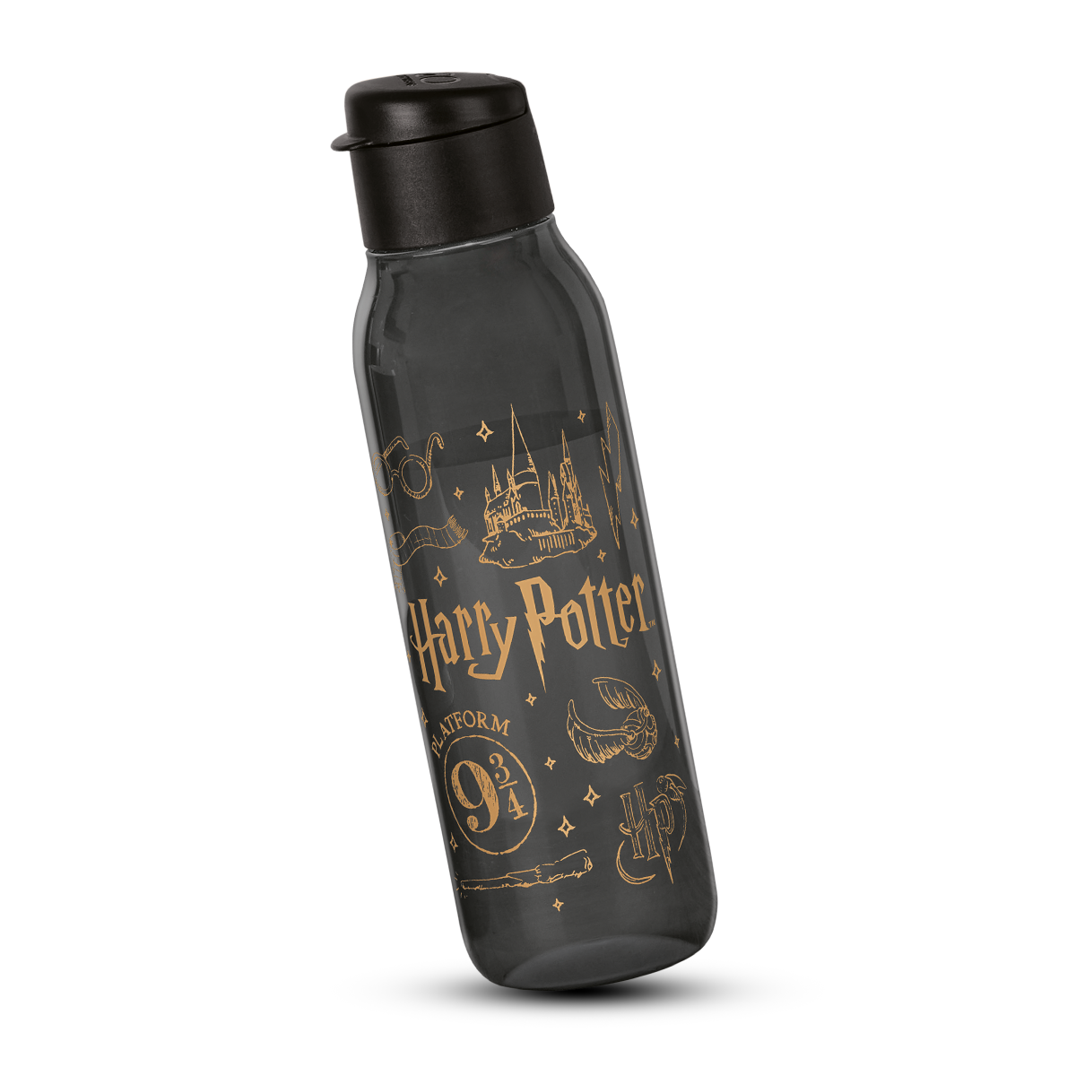 Botella con diseño angosto, que cabe en mochilas, bolsas, porta vasos del auto y que es muy fácil de sostener y se bebe a través de su boquilla. 