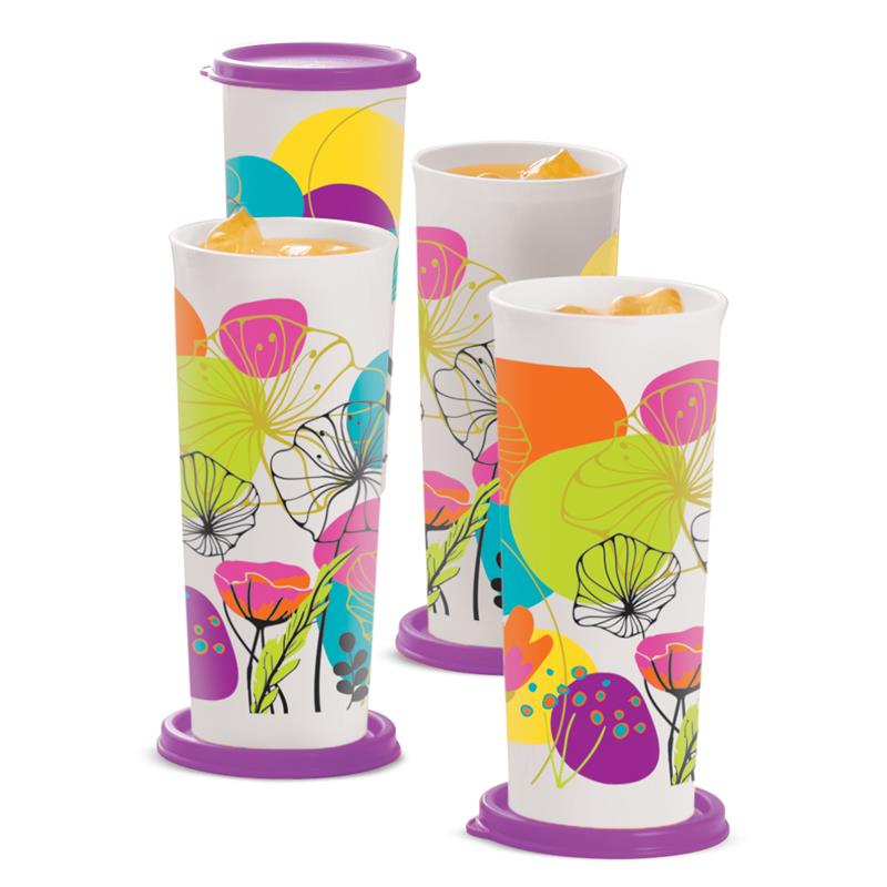 Bebe tus bebidas favoritas  en este set de 4 prácticos vasos con tapa incluida 